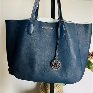 Micheal Kors Tote Bag Very Soft Leather Reversible very Excellent Condition.